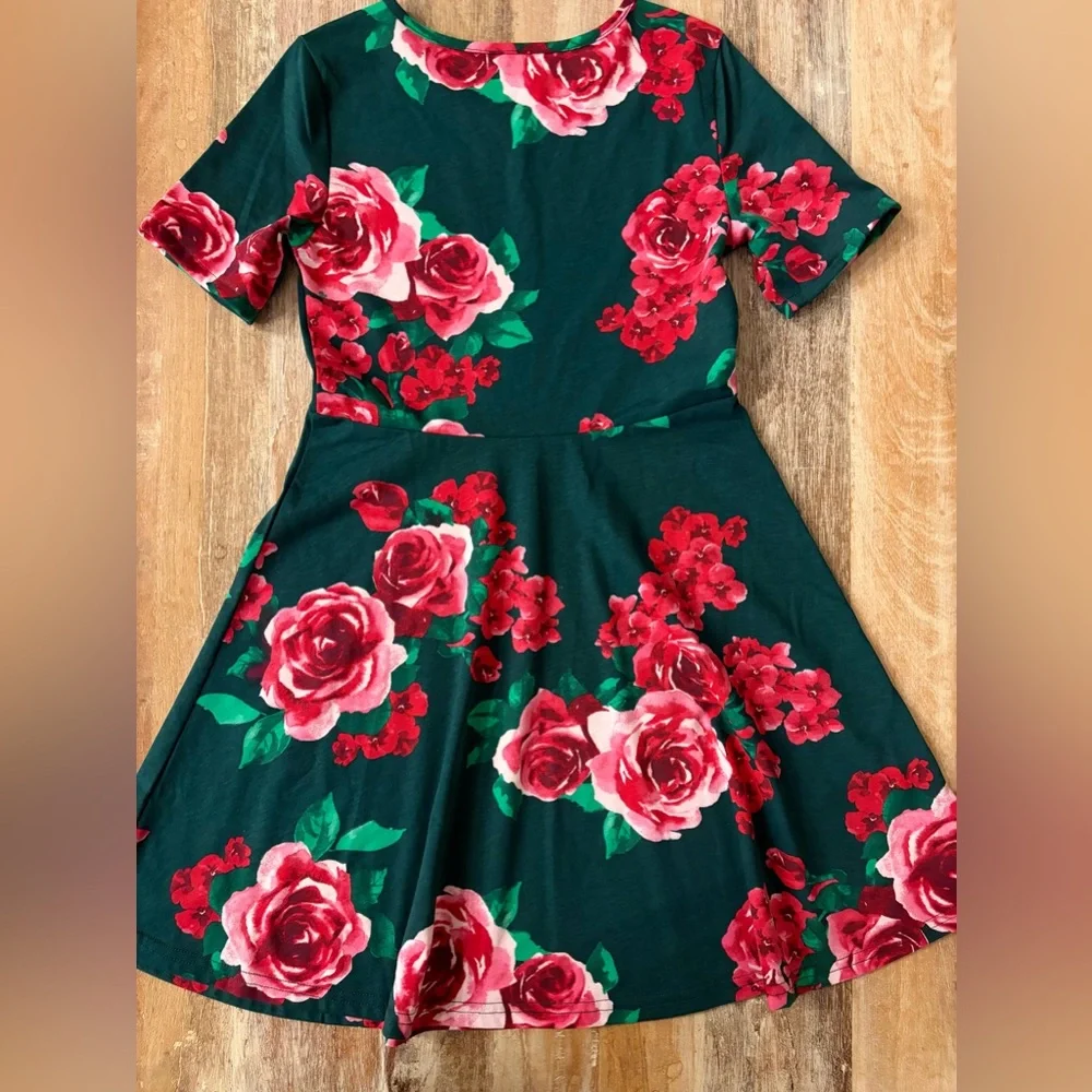 The Children's Place Green and Red Floral Skater Style Dress, Size‎ M 7/8 NWOT